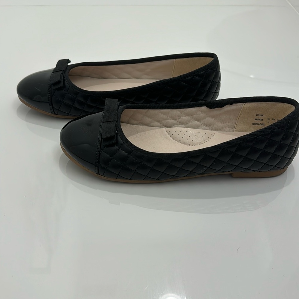 Girl’s quilted ballet flats with patent leather toe and bow detail. Size 4.